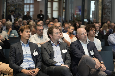 Zuschauer sitzen in einem großen Saal beim Mobilitätskongress 2023.