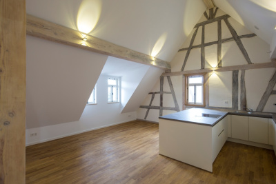 Ein nach Passivhaus-Standard modernisiertes Fachwerhaus, Innenansicht Raum unter dem Dach.