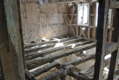 Offenes Fachwerk in einem alten Haus vor der Modernisierung.