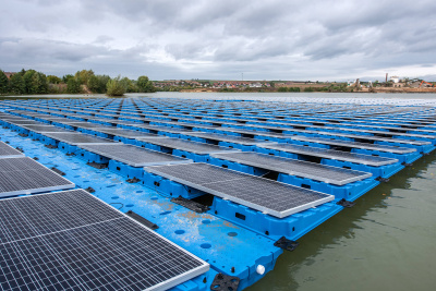 Feld von Solarzellen auf dem Wasser schwimmend zusammenmontiert.