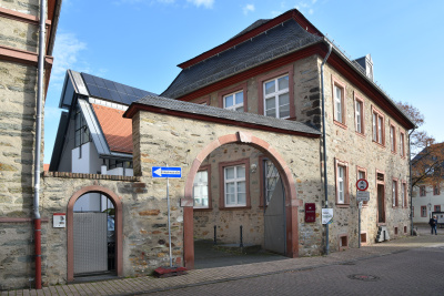 PV Anlage auf dem Dach eines im Hinterhof stehenden, denkmalgeschützten Gebäudes.