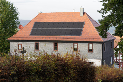 PV Anlage auf dem Dach eines denkmalgeschützten Gebäudes.