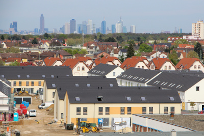 Das Quartier "Am Mainblick" in Kelsterbach mit der Frankfurter Skyline im Hintergrund.