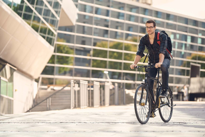 Radfahrer unterwegs in der Stadt.