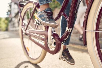 Nahaufnahme eines Schuhs auf einem Fahrradpedal