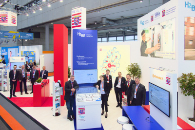 Stand der LEA Hessen in einer Messehalle der Hannovermesse 2019 mit einigen Personen (Ansicht von schräg oben).