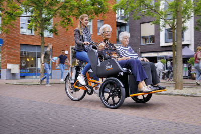 Zwei Seniorinnen werden in einer E-Rad-Rikscha gefahren.