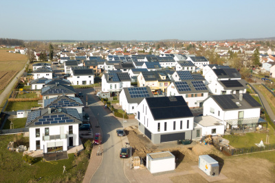 Blick auf die Solarsiedlung 'Am Umstädter Bruch' in Groß-Umstadt.