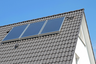 Eine Solarthermie-Hybridheizung, Solarthermie auf einem Dach.