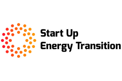 Logo Start Up Energie Transition der dena mit schwarzem Text und einem Kreis aus roten und orangen Punkten.