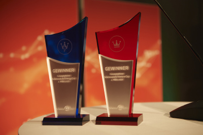 Die Gewinnerpokale der Konzeptprämierierung 2021 von "Science4Life" Science4Life, Konzeptprämierung 2021: Roter und blauer Preispokal stehen nebeneinander.