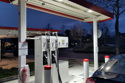 Wasserstofftankstelle am Abend
