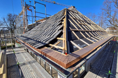 Das Dach der Villa Kirchhoff wird neu eingedeckt.
