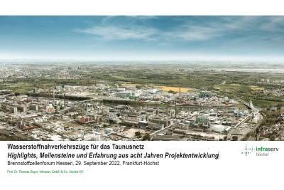 Folie des Vortrages "Wasserstoffnahverkehrszüge für das Taunusnetz" von infraserv mit einer Luftaufnahme von Frankfurt-Höchst.