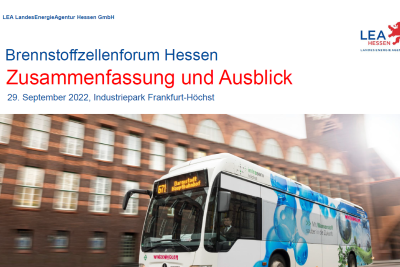 Folie des Abschlussvortrages des Brennstoffzellenforums Hessen "Zusammenfassung und Ausblick" mit einem fahrenden Wasserstoff-Bus vor einem Gebäude.