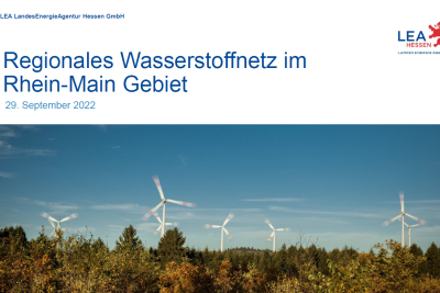 Folie des Vortrages "Regionales Wasserstoffnetz im Rhein-Main-Gebiet" mit Foto einer Waldlandschaft mit mehreren Windrädern.