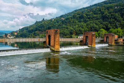 Staustufe am Neckar in Heidelberg.