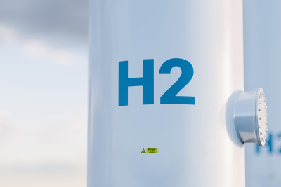 Zwei weiße zylinderförmige Tanks in weiß mit der Aufschrift H2 in blau.