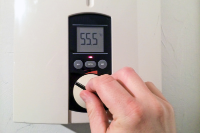 Bei einem Durchlauferhitzer wird die Temperatur eingestellt.