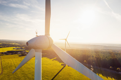 Mehrere Windräder im Gegenlicht.