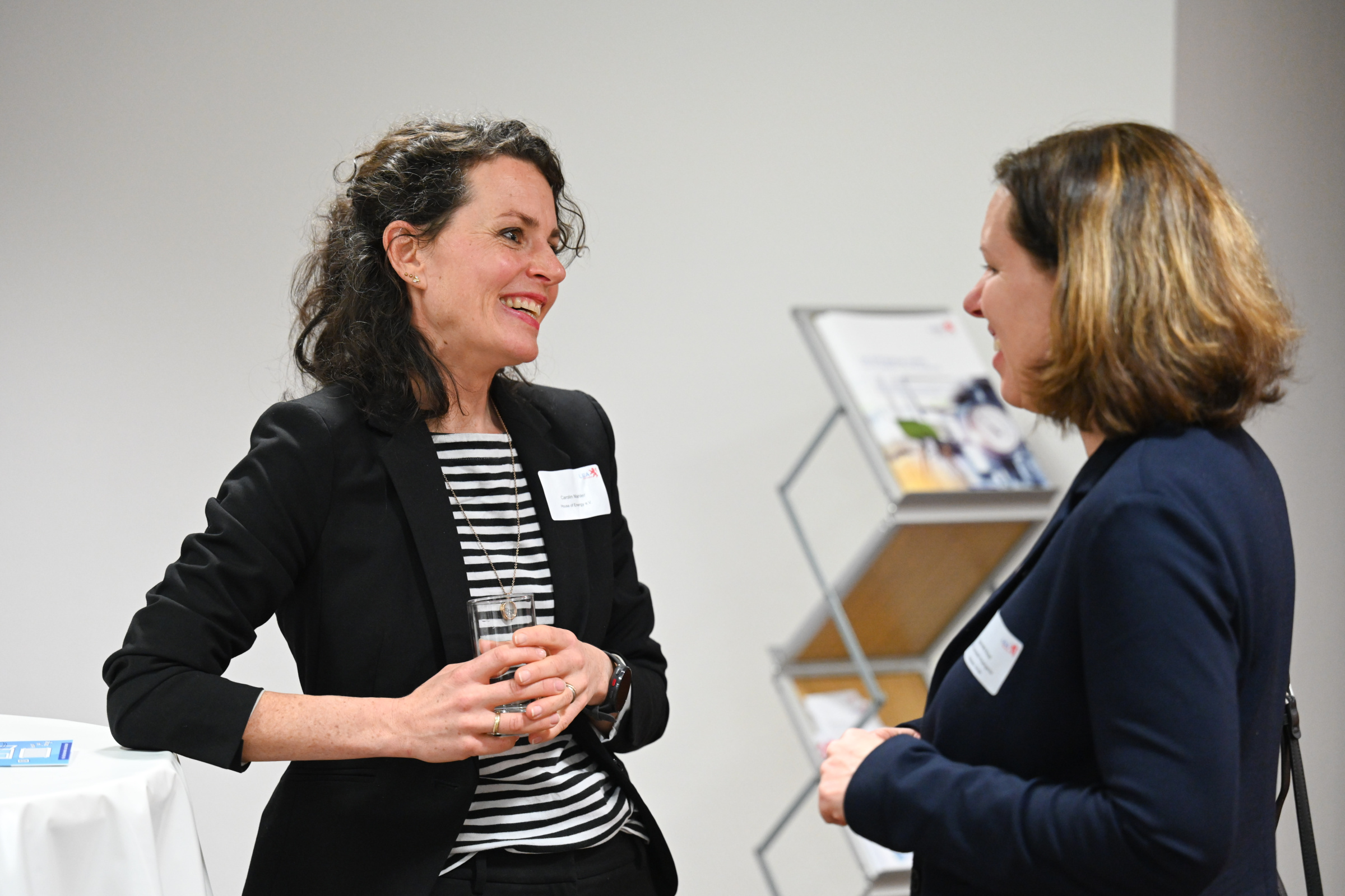 Regionaltreffen IEEKN 2023: Zwei Frauen an einem Stehtisch unterhalten sich.