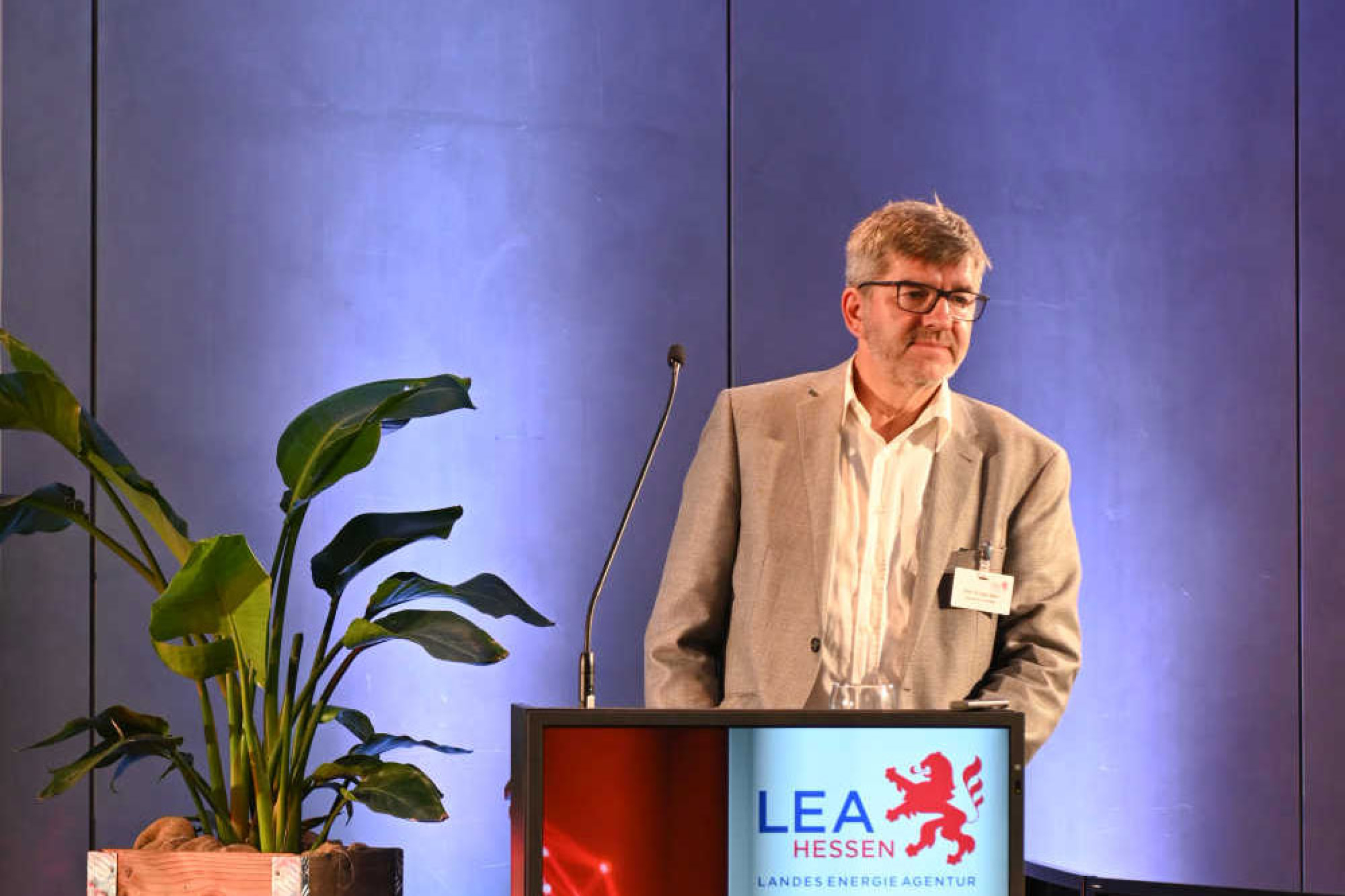 Mann steht an einem Rednerpult mit der Aufschrift "LEA Hessen, Geothermie Forum Hessen 2022".