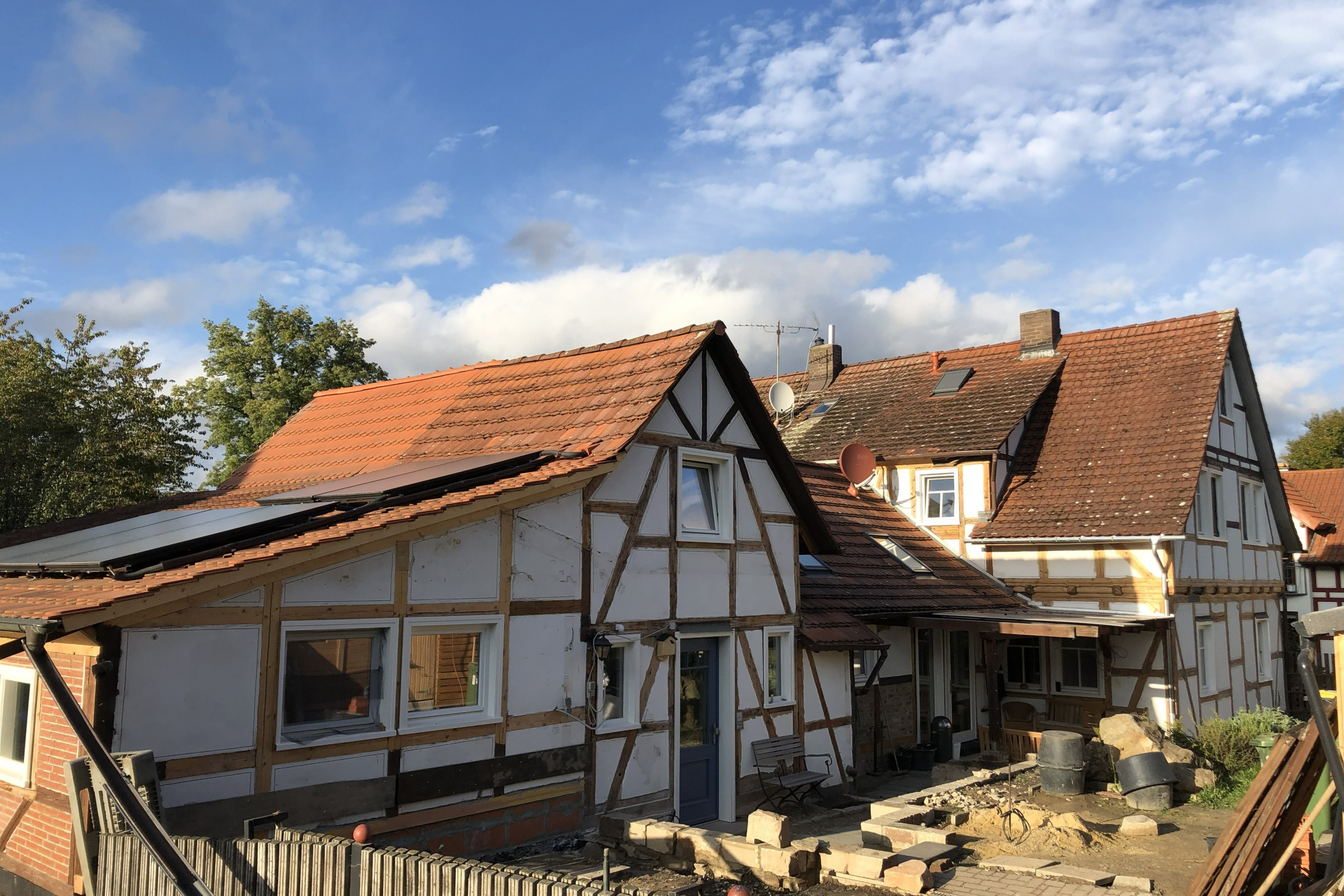 Rückansicht der energieeffizienten Fachwerk-Doppelhaushälfte der Familie Lang.