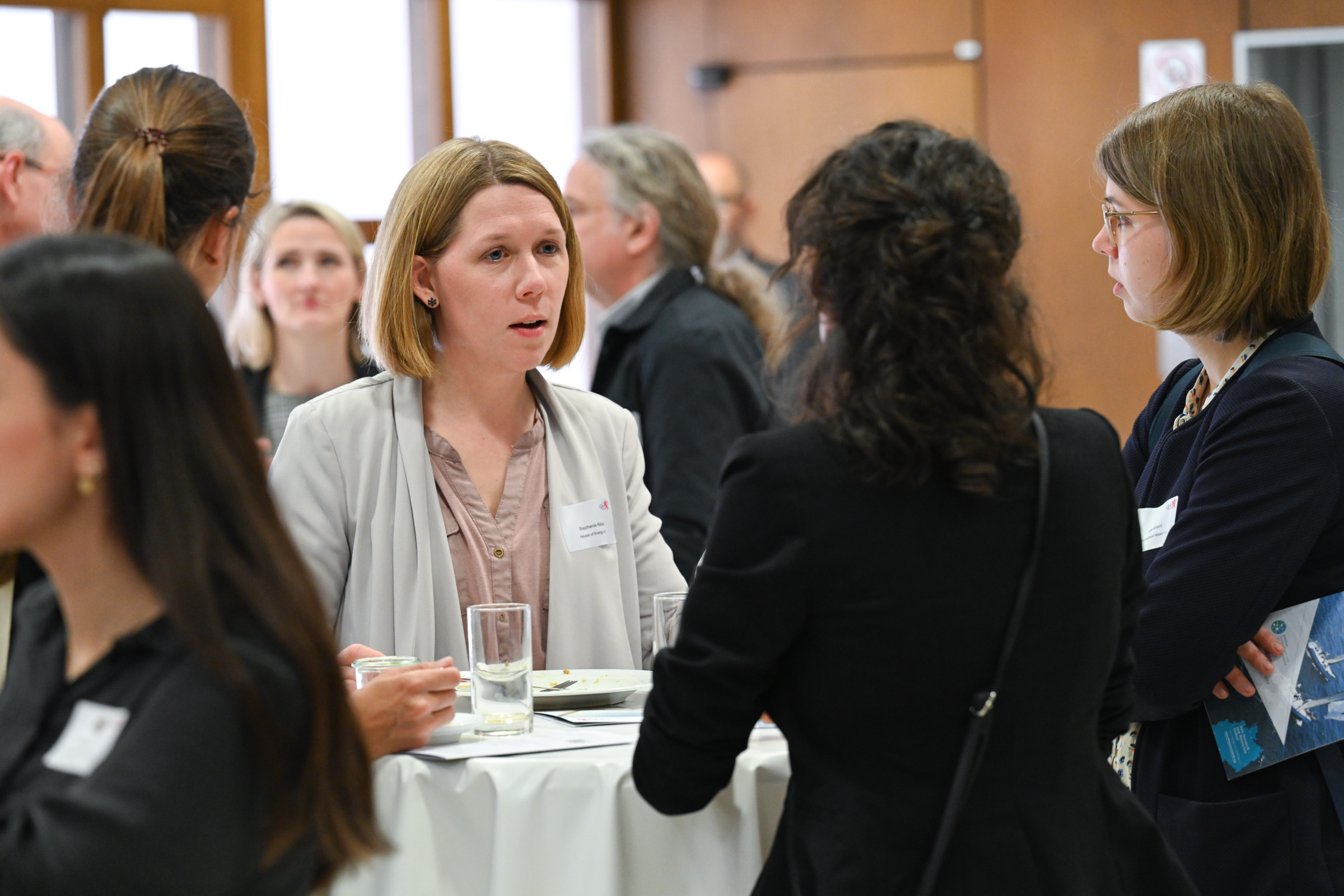 Regionaltreffen IEEKN 2023: Frauen an einem Stehtisch unterhalten sich.