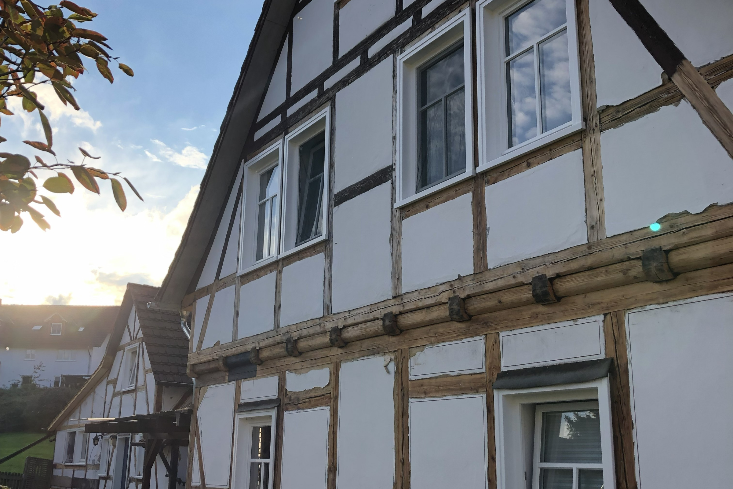 Seitenansicht der energieeffizienten Fachwerk-Doppelhaushälfte der Familie Lang.