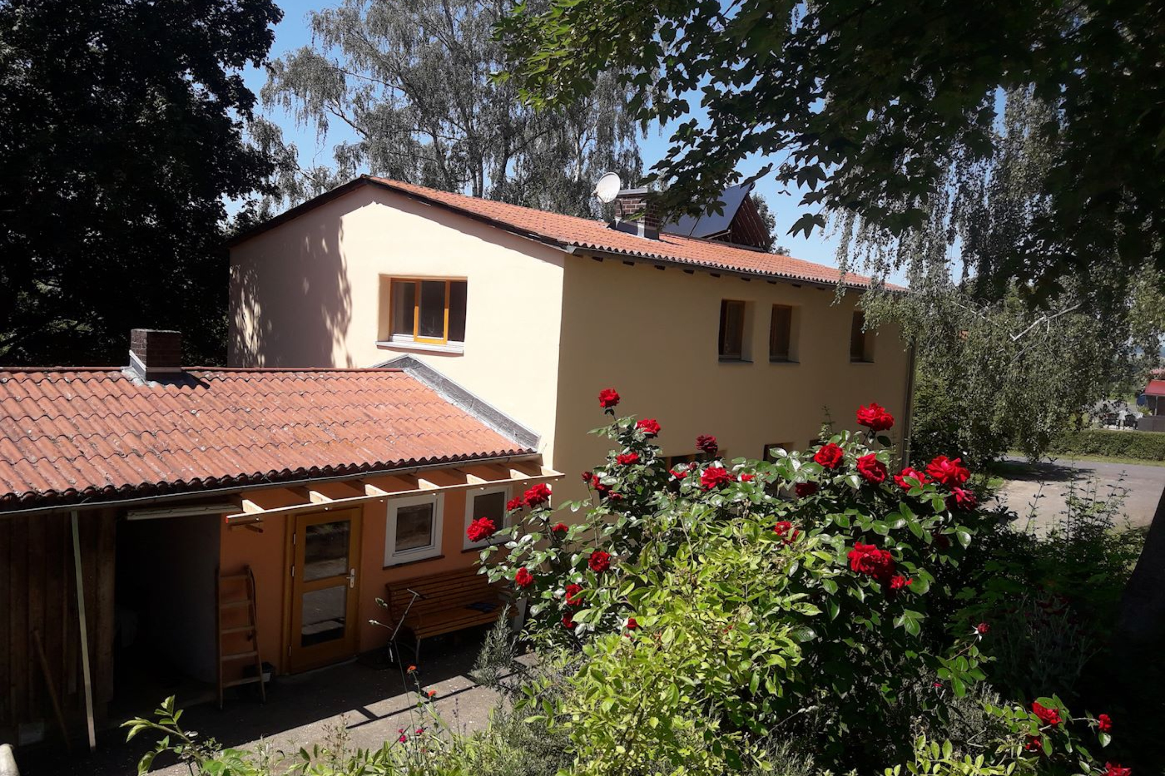 Rückansicht des klimagerechten Biobauernhofs der Kommune Niederkaufungen e.V.