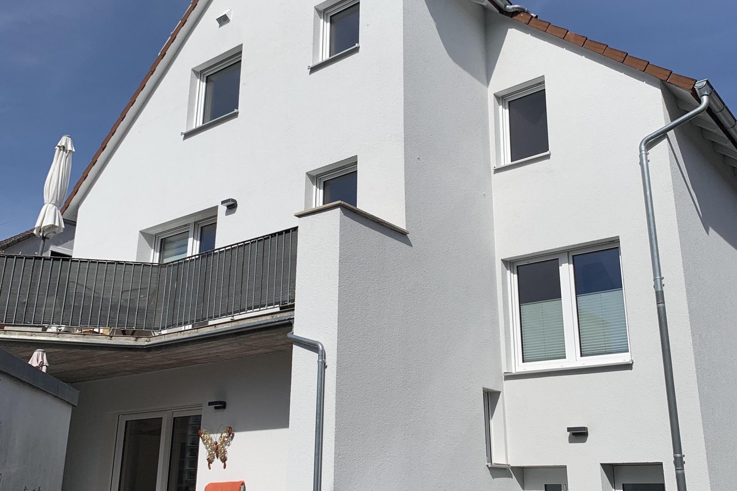 Rückansicht des energetisch modernisierten Einfamilienhauses der Familie Röder.