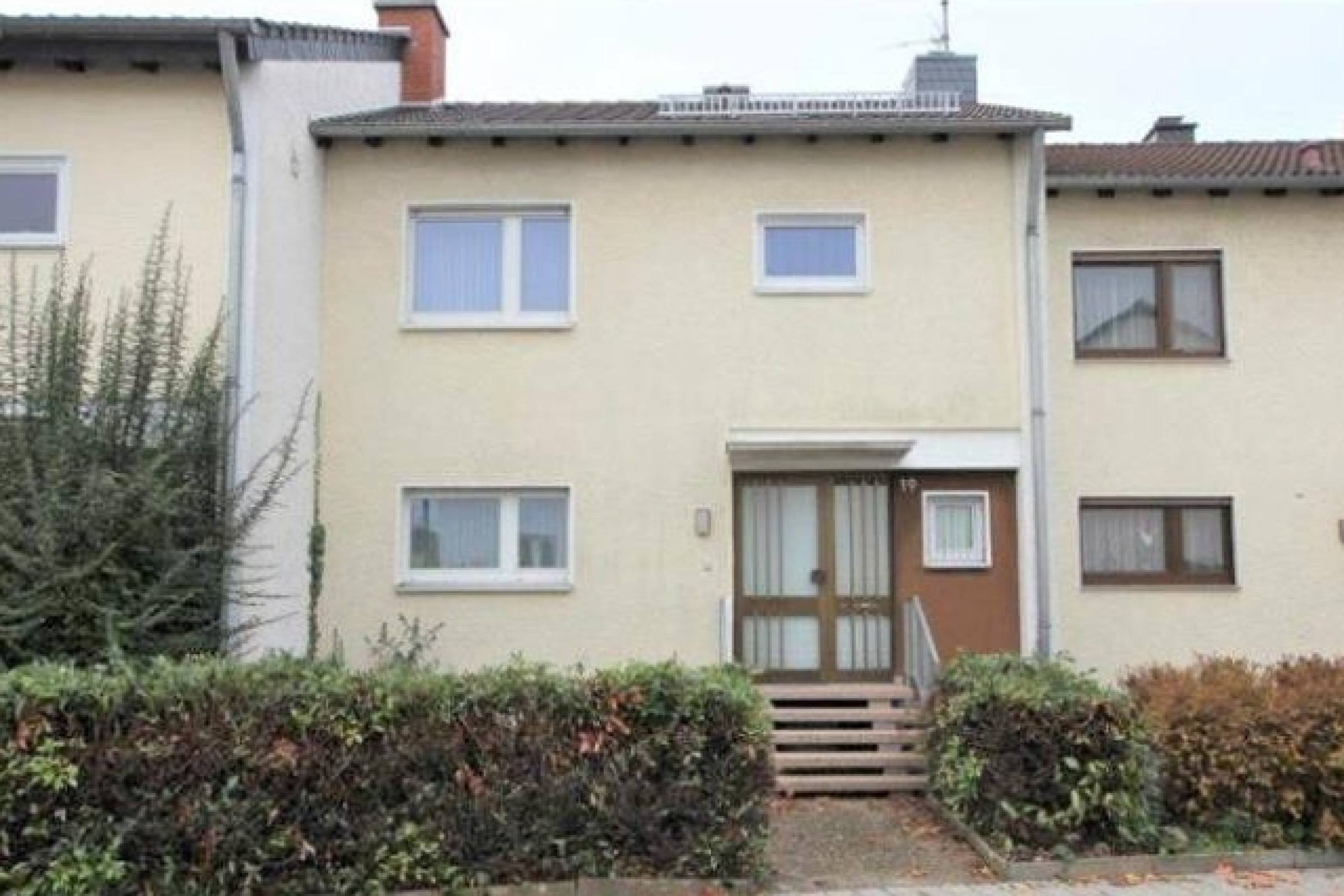 Vorderansicht vor der Sanierung des energetisch modernisierten Einfamilienhauses der Familie Hoffmann & Kallert.