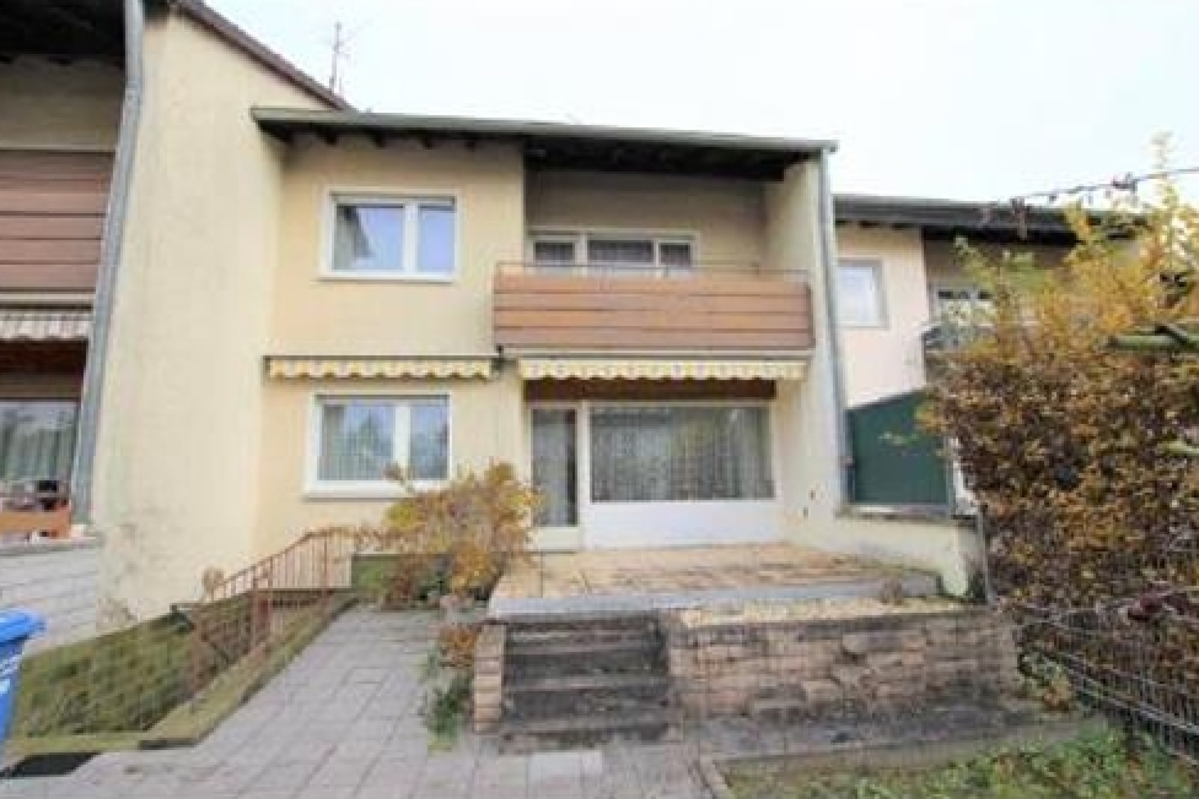 Rückansicht vor der Sanierung des energetisch modernisierten Einfamilienhauses der Familie Hoffmann & Kallert.