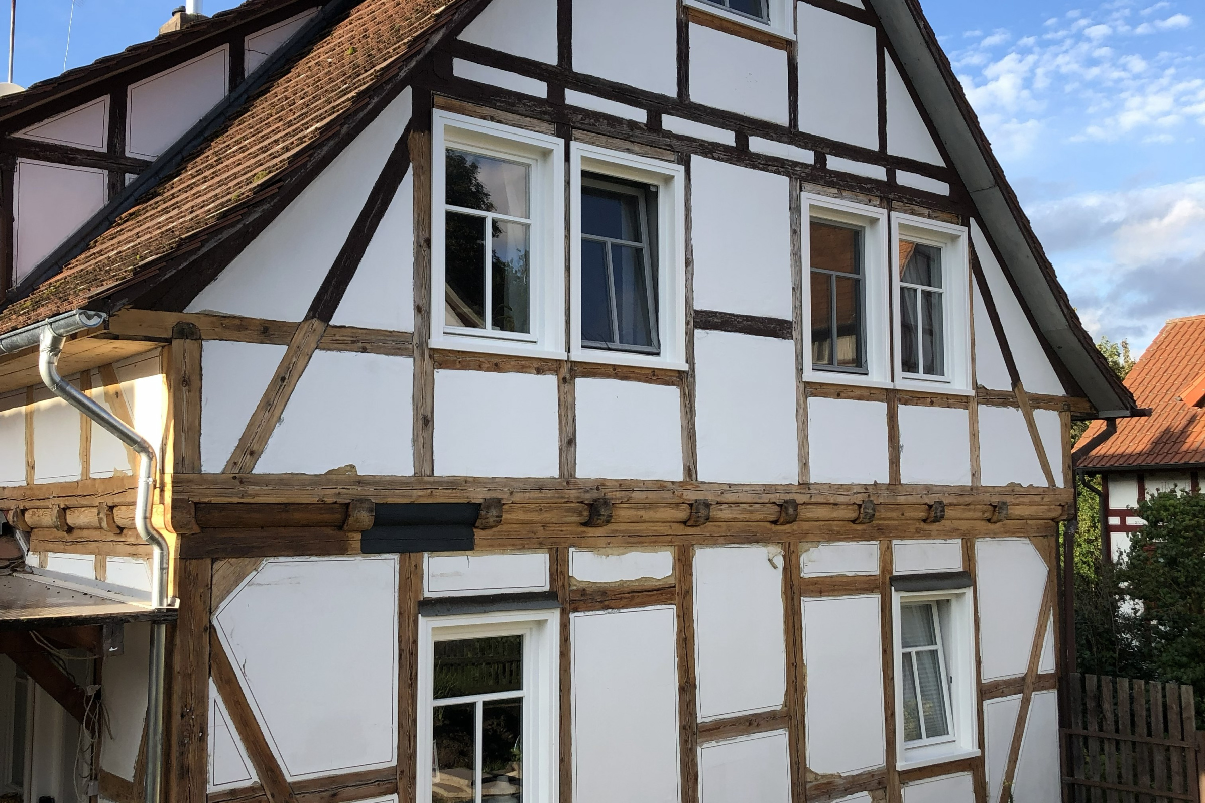 Seitenansicht der energieeffizienten Fachwerk-Doppelhaushälfte der Familie Lang.