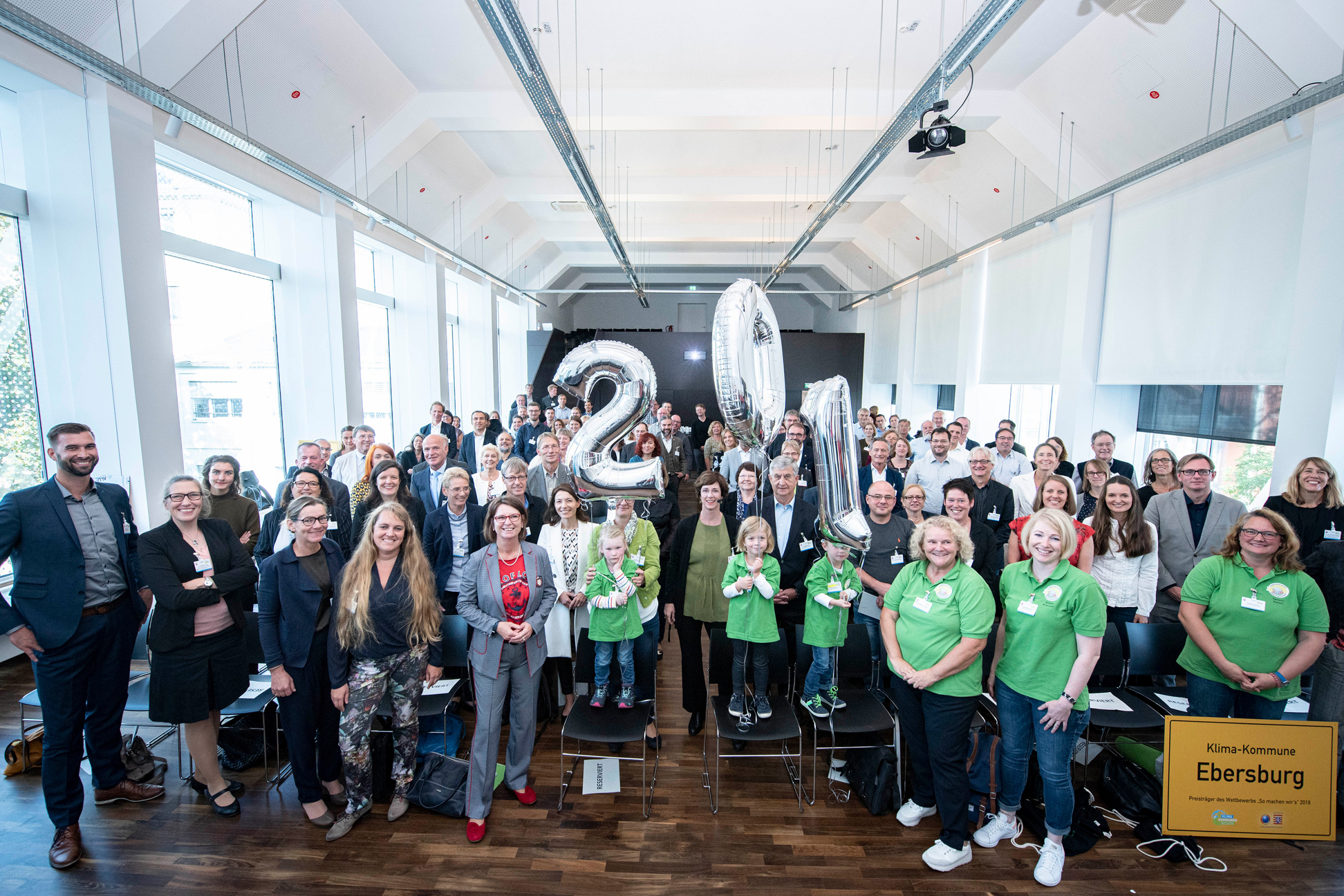 Klima-Kommunen-Gruppenfoto Gruppenfoto einer Preisverleihung an Klima-Kommunen