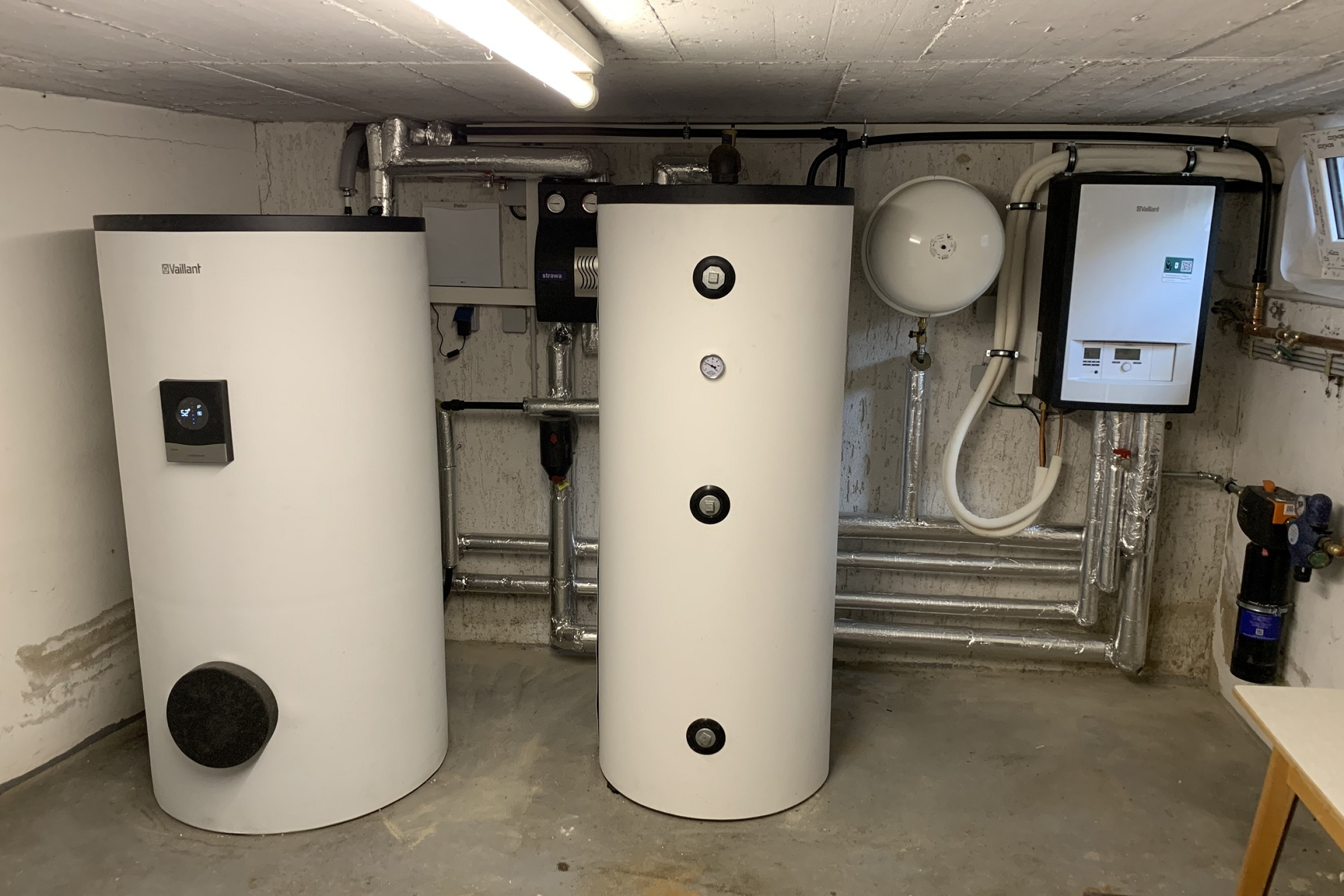 Heizungskeller des energetisch modernisierten Einfamilienhauses der Familie Röder.