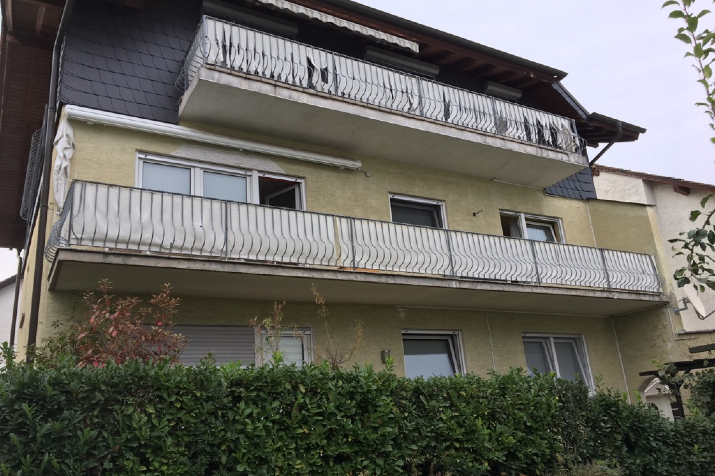 Vorher-Ansicht des energetisch modernisierten Mehrfamilienhauses der Familien Wenz und Voss.