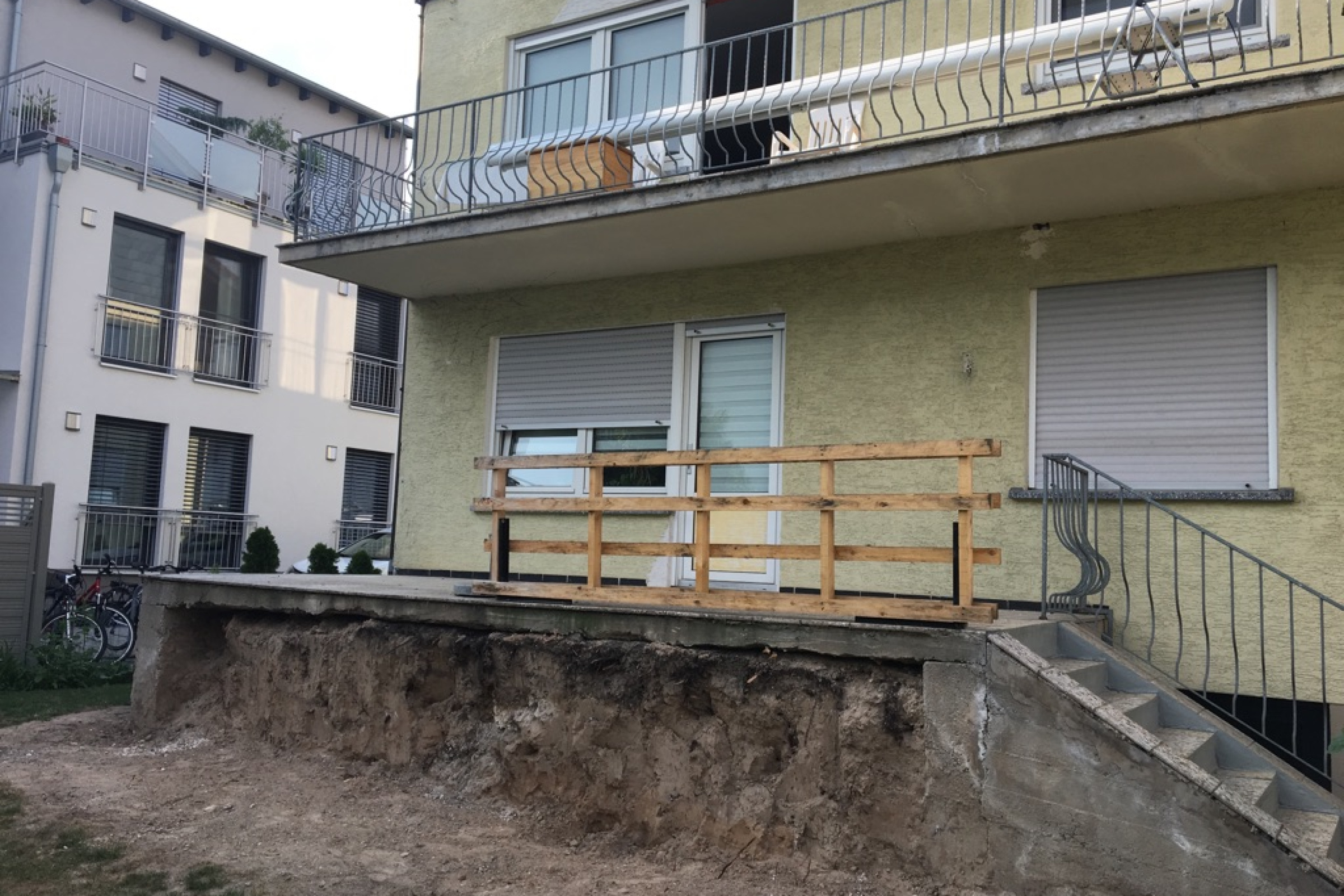 Umbauarbeiten am energetisch modernisierten Mehrfamilienhaus der Familien Wenz und Voss.