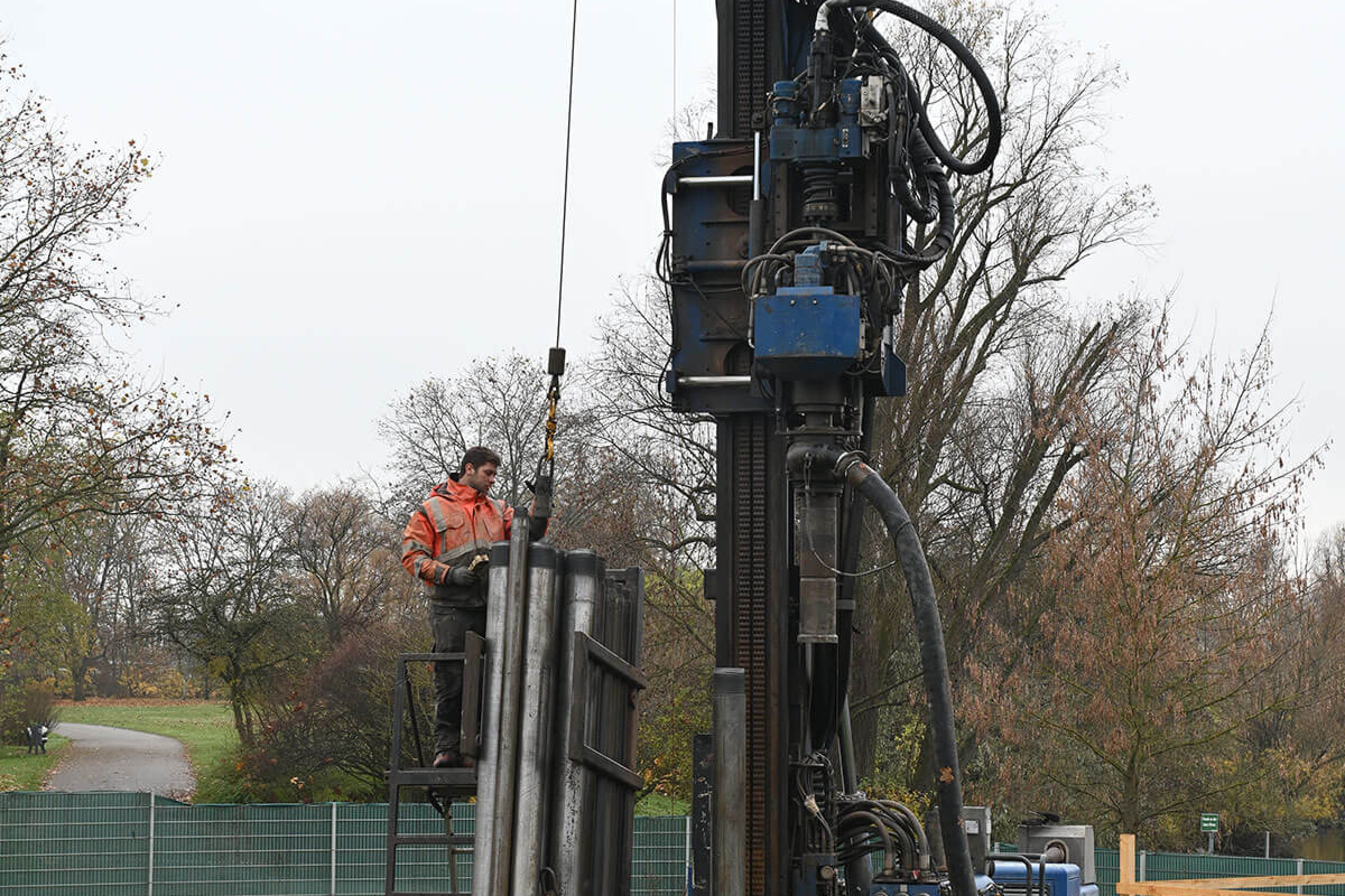 Geothermie: Probebohrung Frankfurt-Rebstock 19.11.2201, Aufbau der Bohranlage.