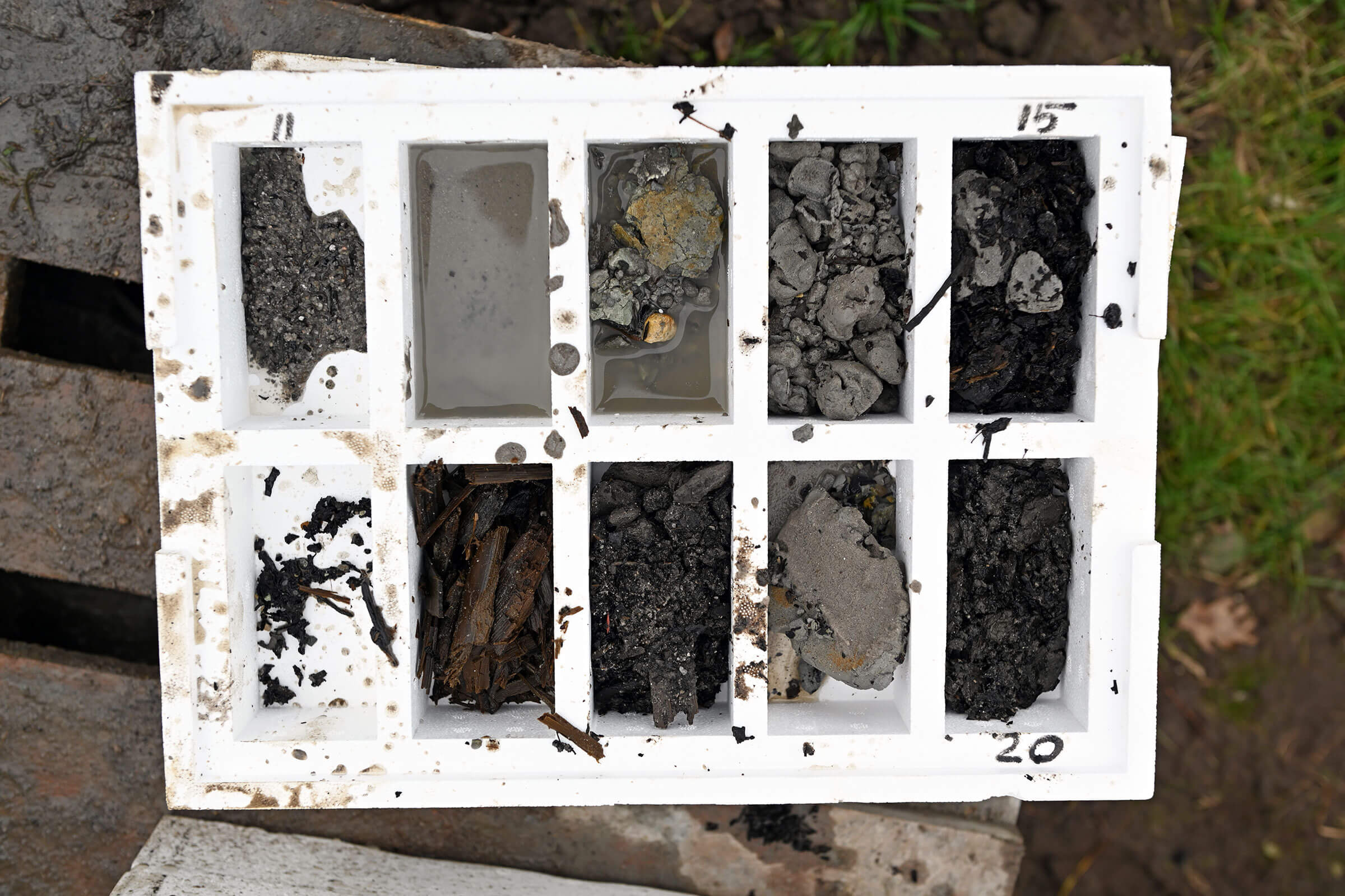 Geothermie: Probebohrung Frankfurt-Rebstock 19.11.2201, Detail Bodengesteinsarten in Fächern eines Behälters.