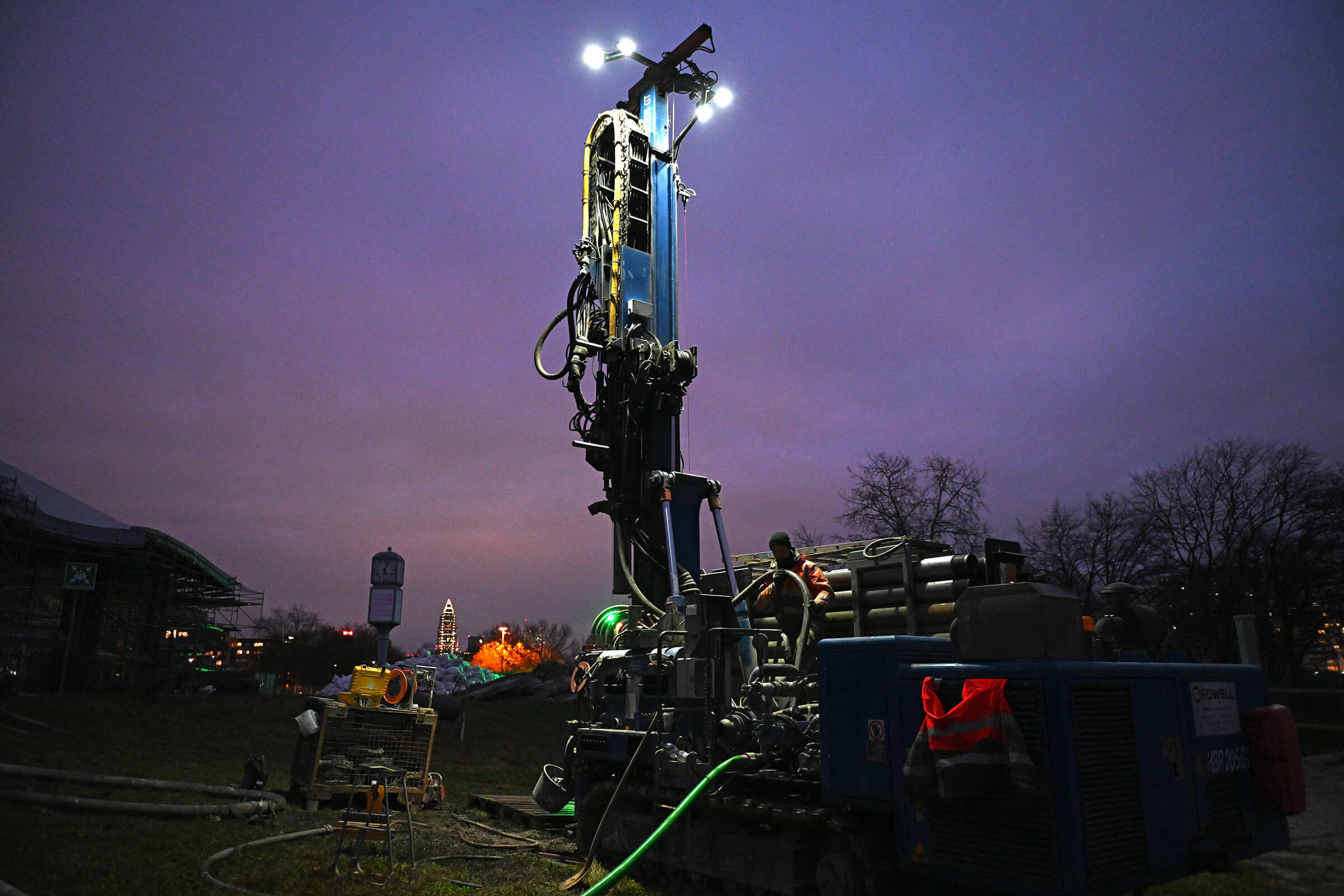 Geothermie: Probebohrung Frankfurt-Rebstock 19.11.2201, Beleuchtete Bohrstelle bei Nacht.