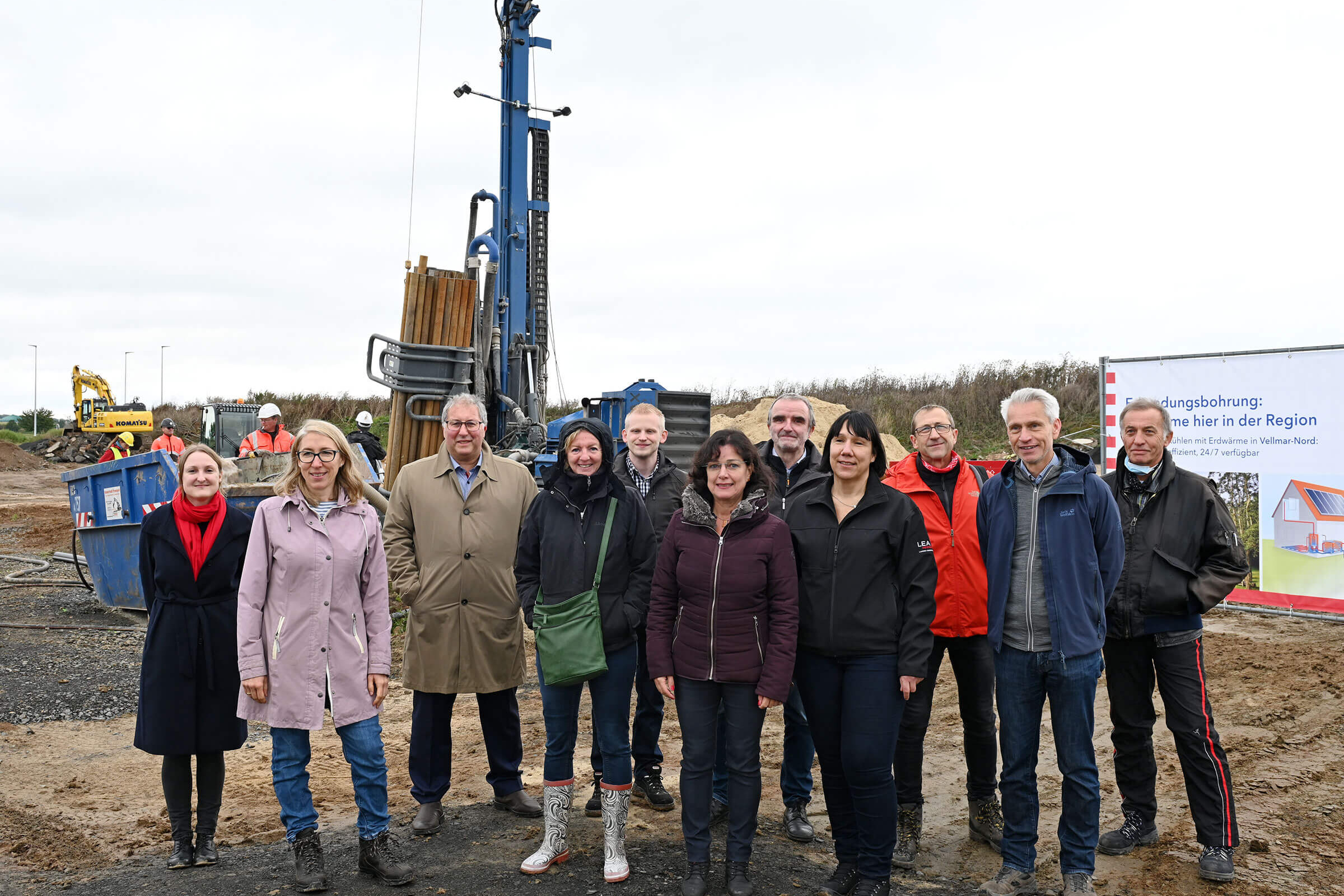 Geothermie: Probebohrung Vellmar 05.10.2021, Gruppe von Zuschauern vor der Bohranlage.