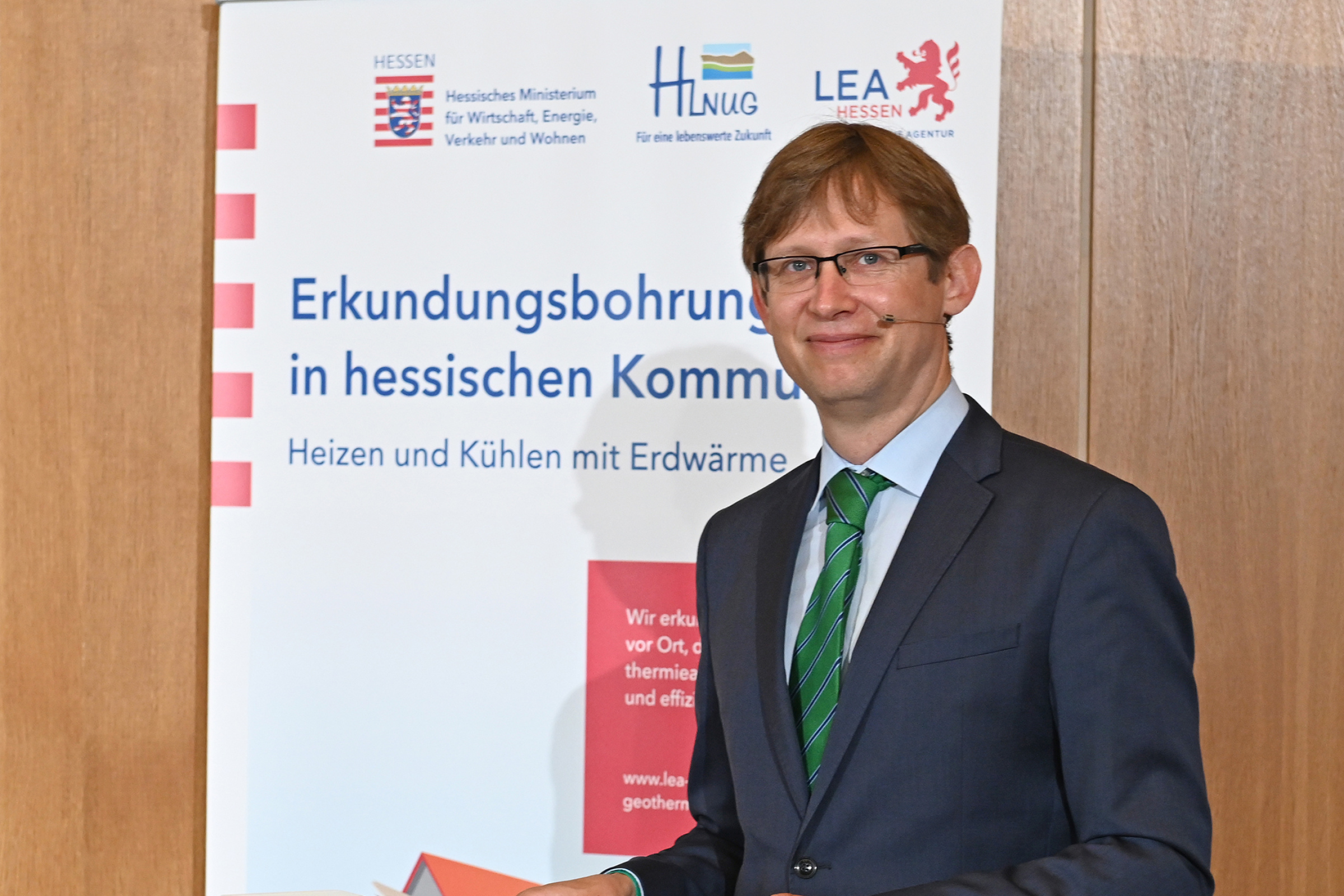 Staatssekretär Jens Deutschendorf bei der Begrüßung anlässlich des GGeothermie-Forums 2021