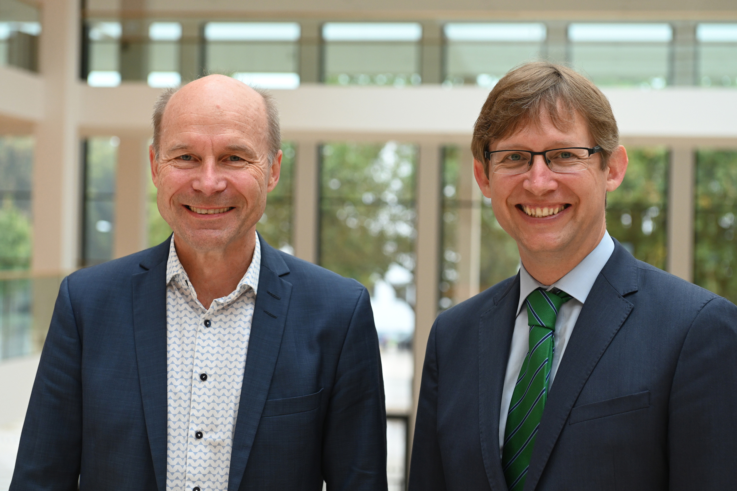 Das Bild zeigt den Geschäftsführer der LEA Hessen, Dr. Karsten McGovern, und Staatssekretär Dr. Jens Deutschendorf