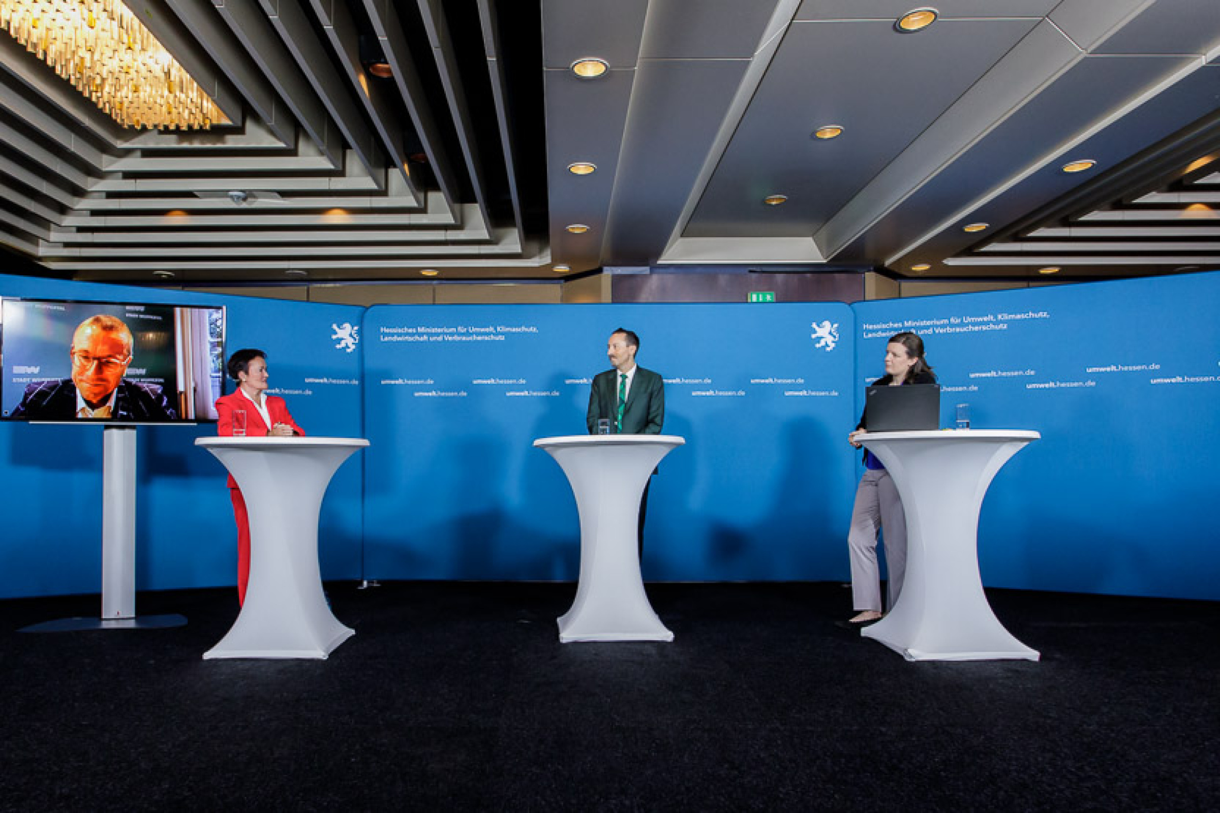 Mehrere Moderatoren an Stehtischen bei der Konferenz Klima Kommunal 2021.