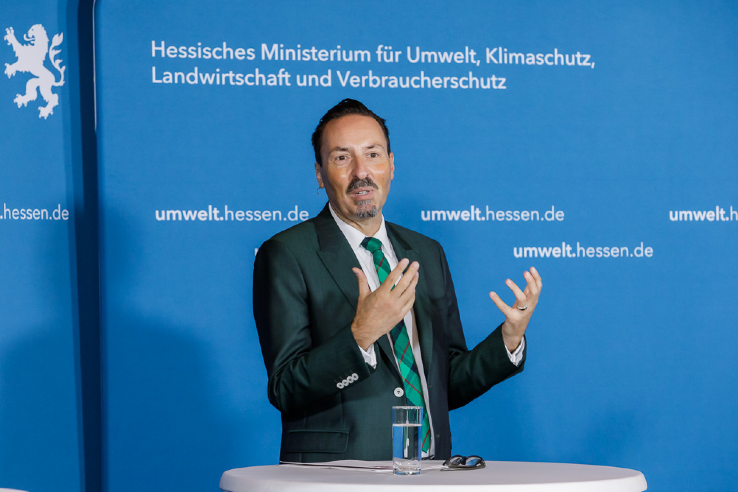 Moderator spricht bei der Konferenz Klima Kommunal 2021.