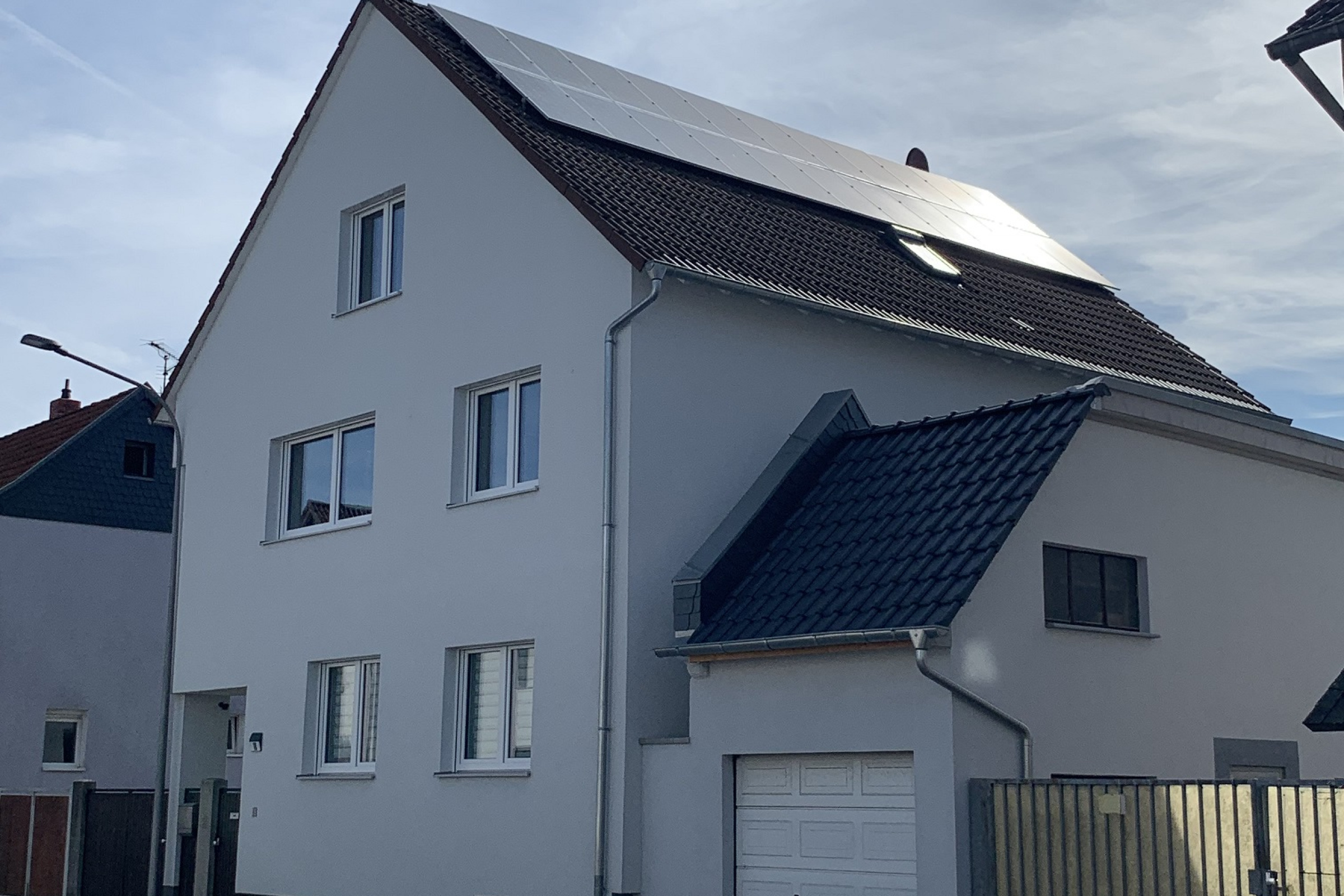 Rechte Frontansicht des energetisch modernisierten Einfamilienhauses der Familie Röder.