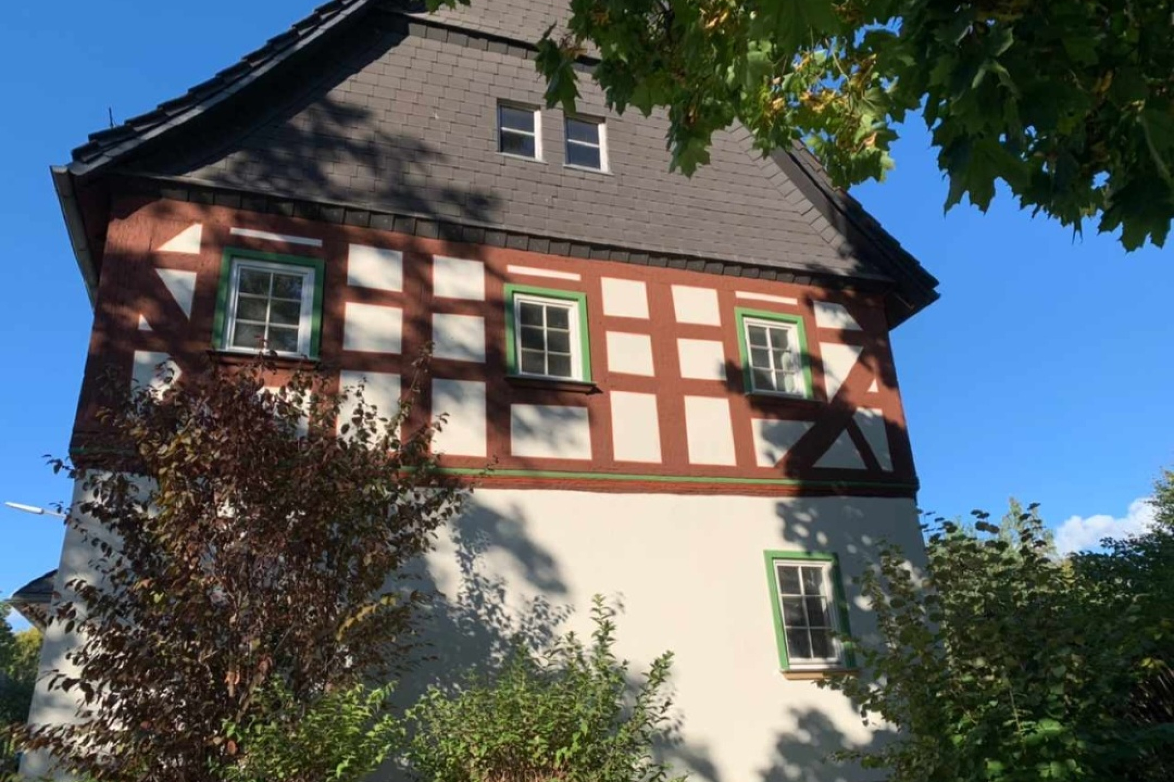 Seitenansicht des energieeffizienten Kulturdenkmals der Familie Nimetz.