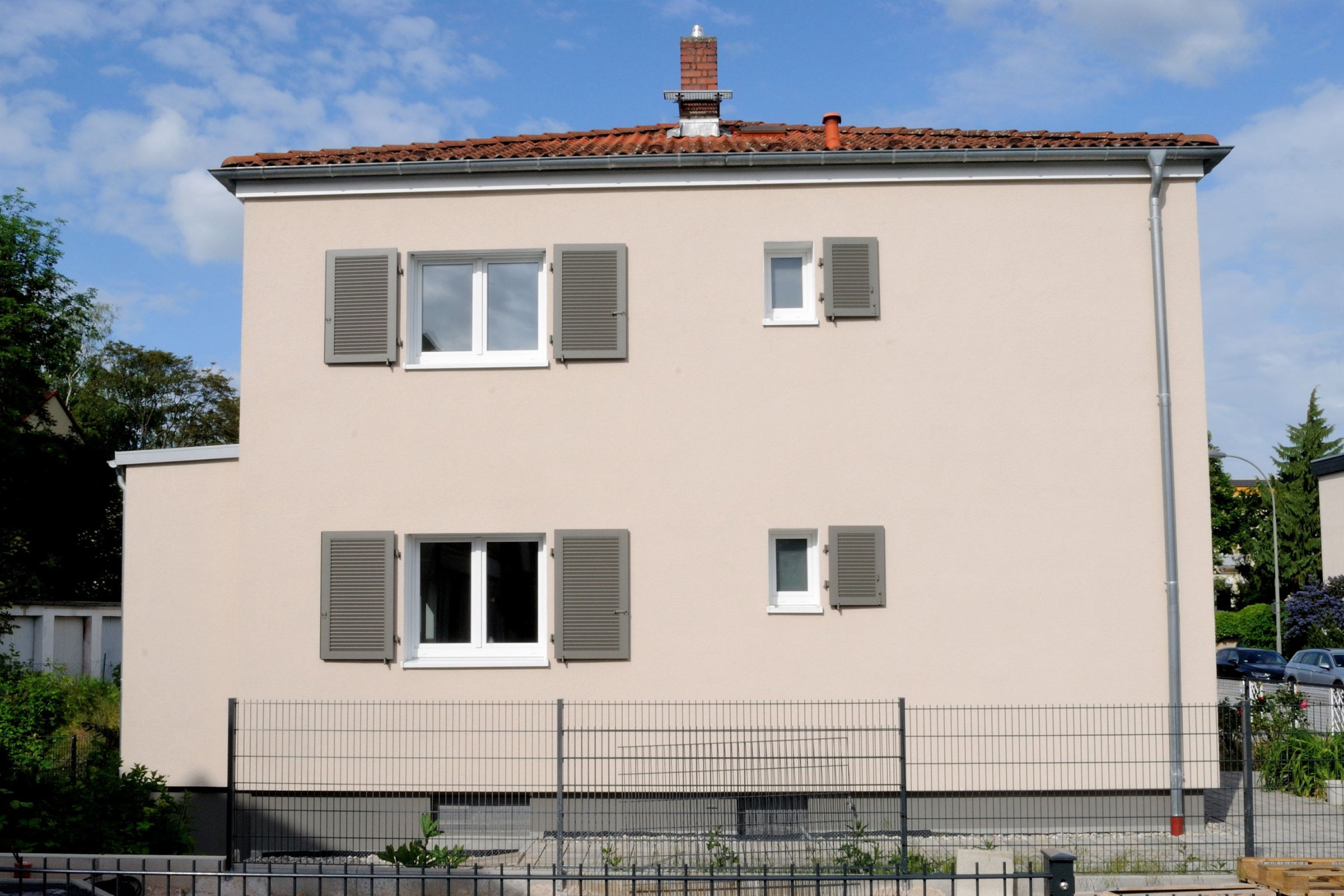 Seitenansicht der modernisierten Stadtvilla in Frankfurt der Familie Wischer.