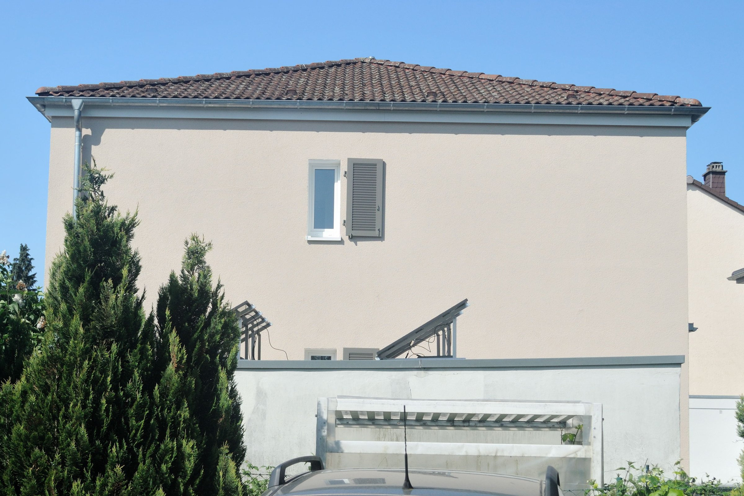 Seitenansicht mit Garage der modernisierten Stadtvilla in Frankfurt der Familie Wischer.